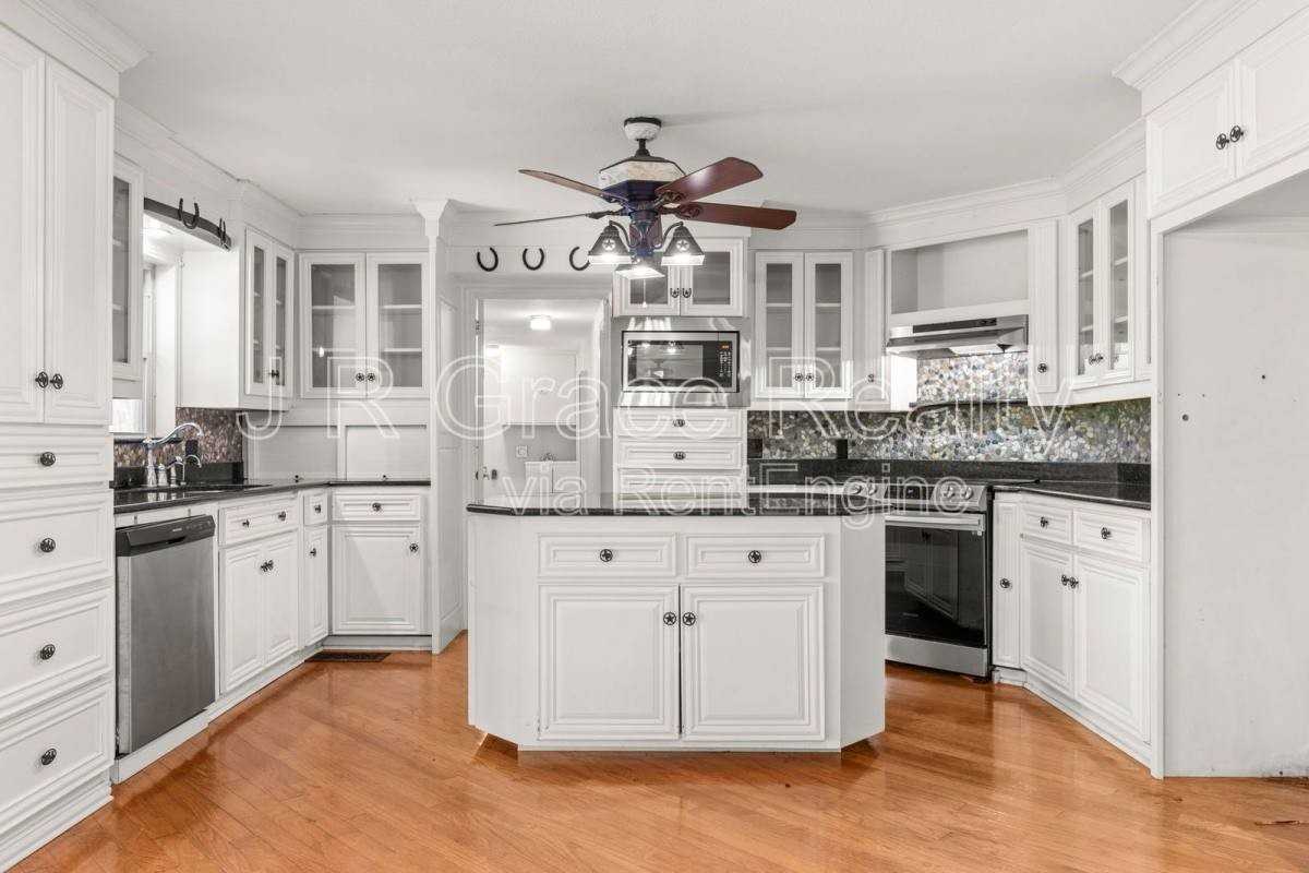 525 W 4th St - Photo 3 of 10