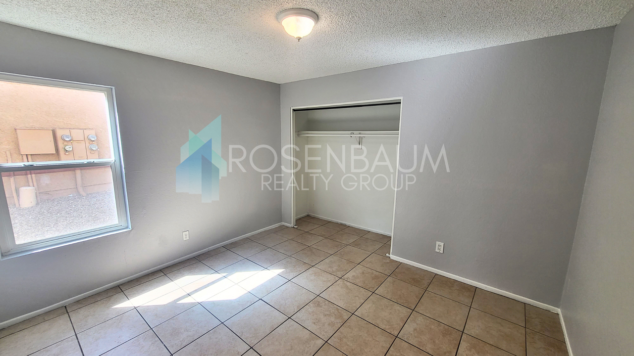 465 W Ivyglen St - Photo 2 of 10