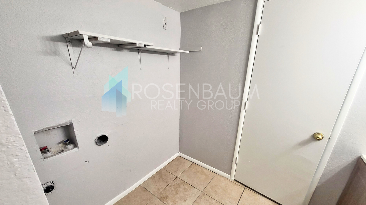 465 W Ivyglen St - Photo 3 of 10