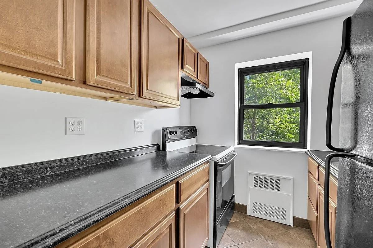 2545 Sedgwick Ave - Photo 2 of 3