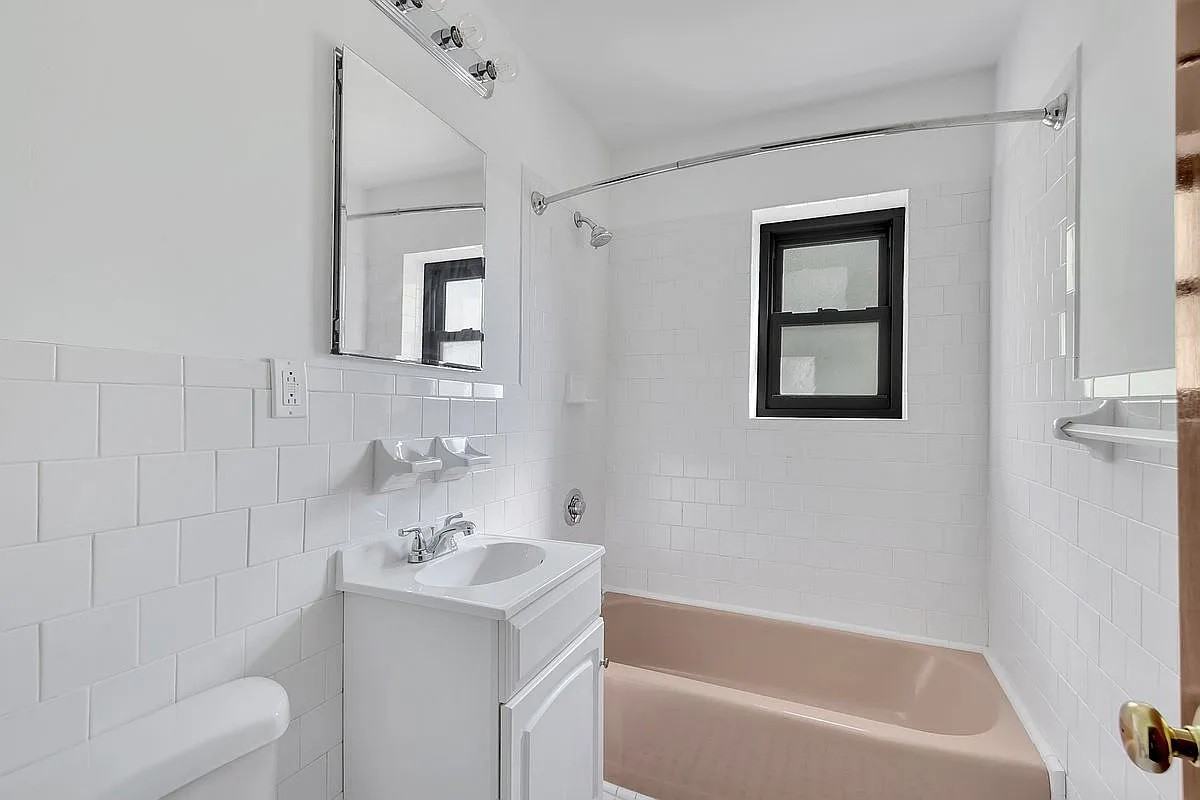 2545 Sedgwick Ave - Photo 3 of 3