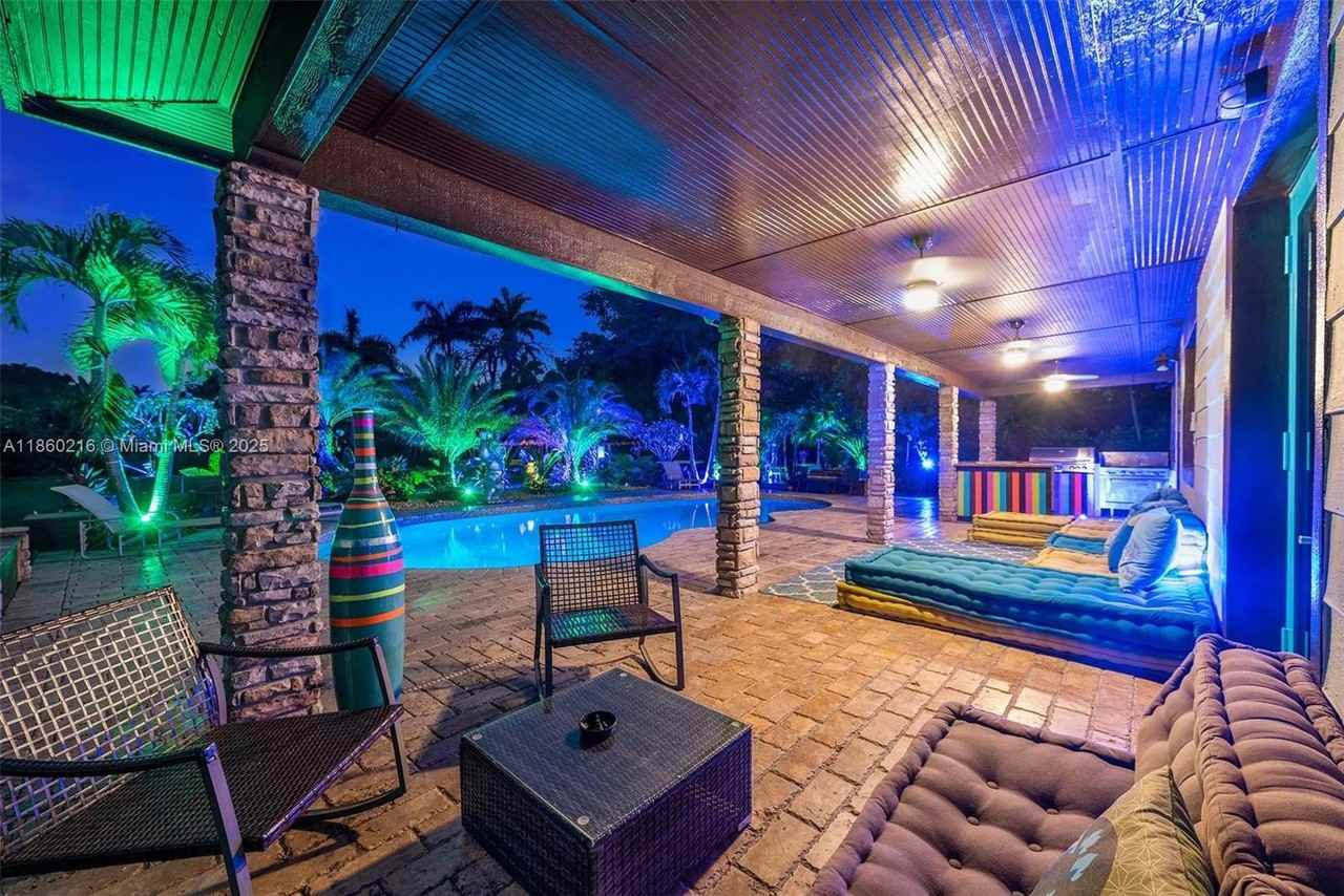 250 Ne 158th St #NA - Photo 3 of 50