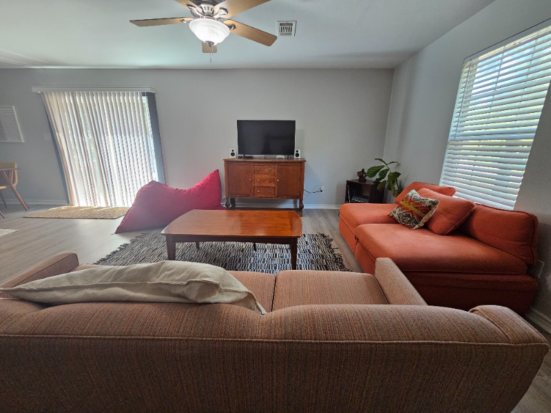 1408 Riverside Dr - Photo 2 of 8