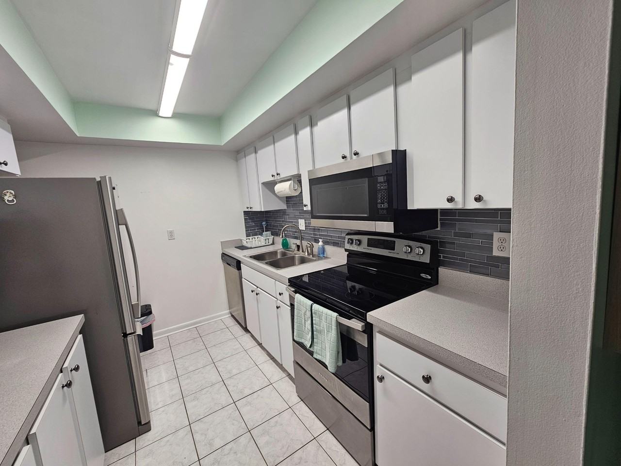 N Village Dr - Photo 5 of 7