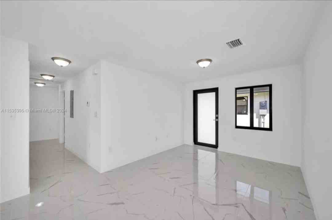 673 Nw 14th St ##2 - Photo 2 of 13