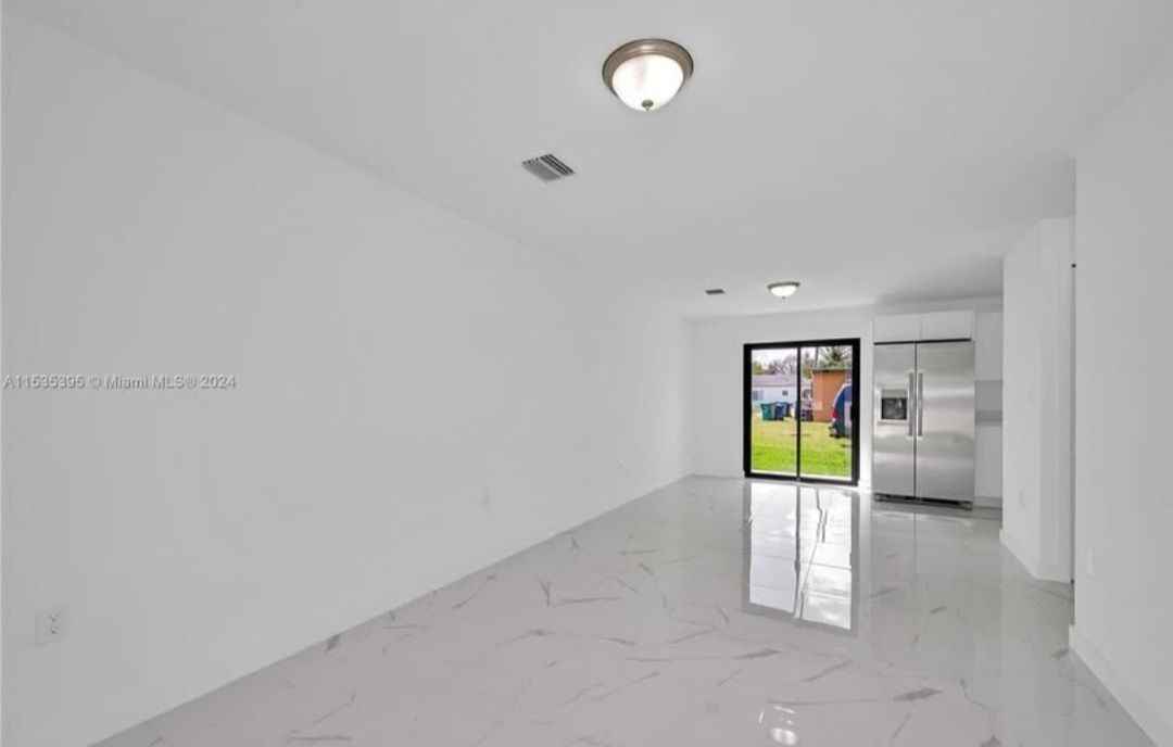 673 Nw 14th St ##2 - Photo 3 of 13