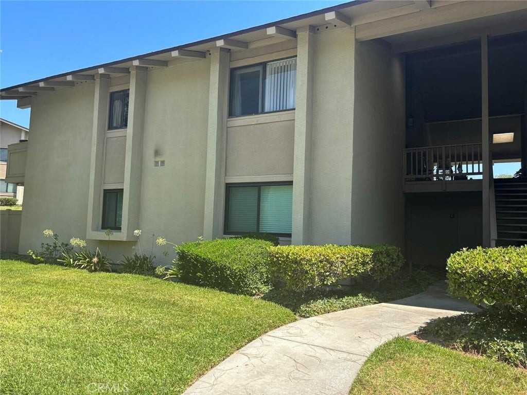 13634 La Jolla Cir - Photo 3 of 32