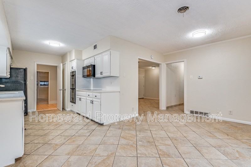 1817 Oakhurst Dr - Photo 3 of 25