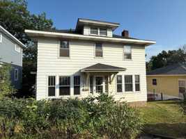 featured image of 1528 E 8th St
