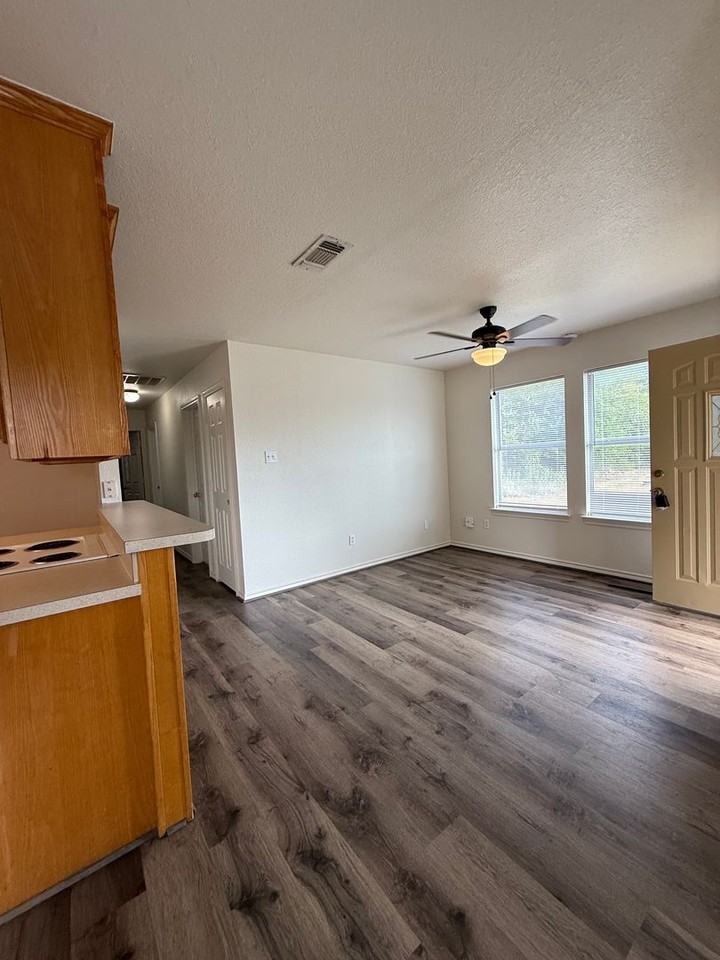 1563 Greenwood Rd #104 - Photo 4 of 15