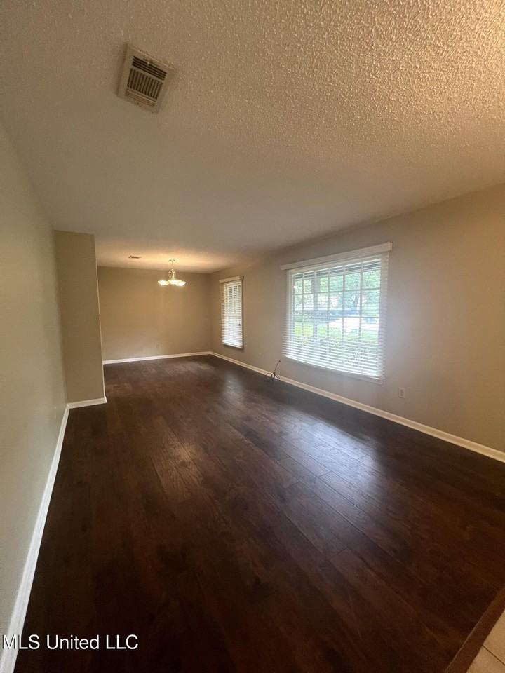 15386 Pinewood Ct - Photo 3 of 17