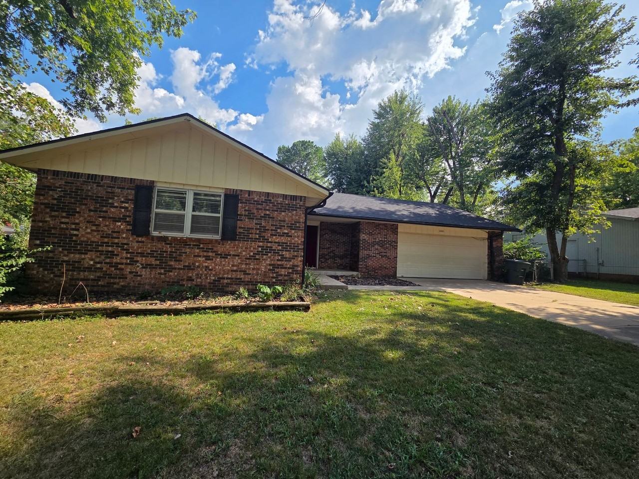 3203 E Cherokee Dr - Photo 2 of 16