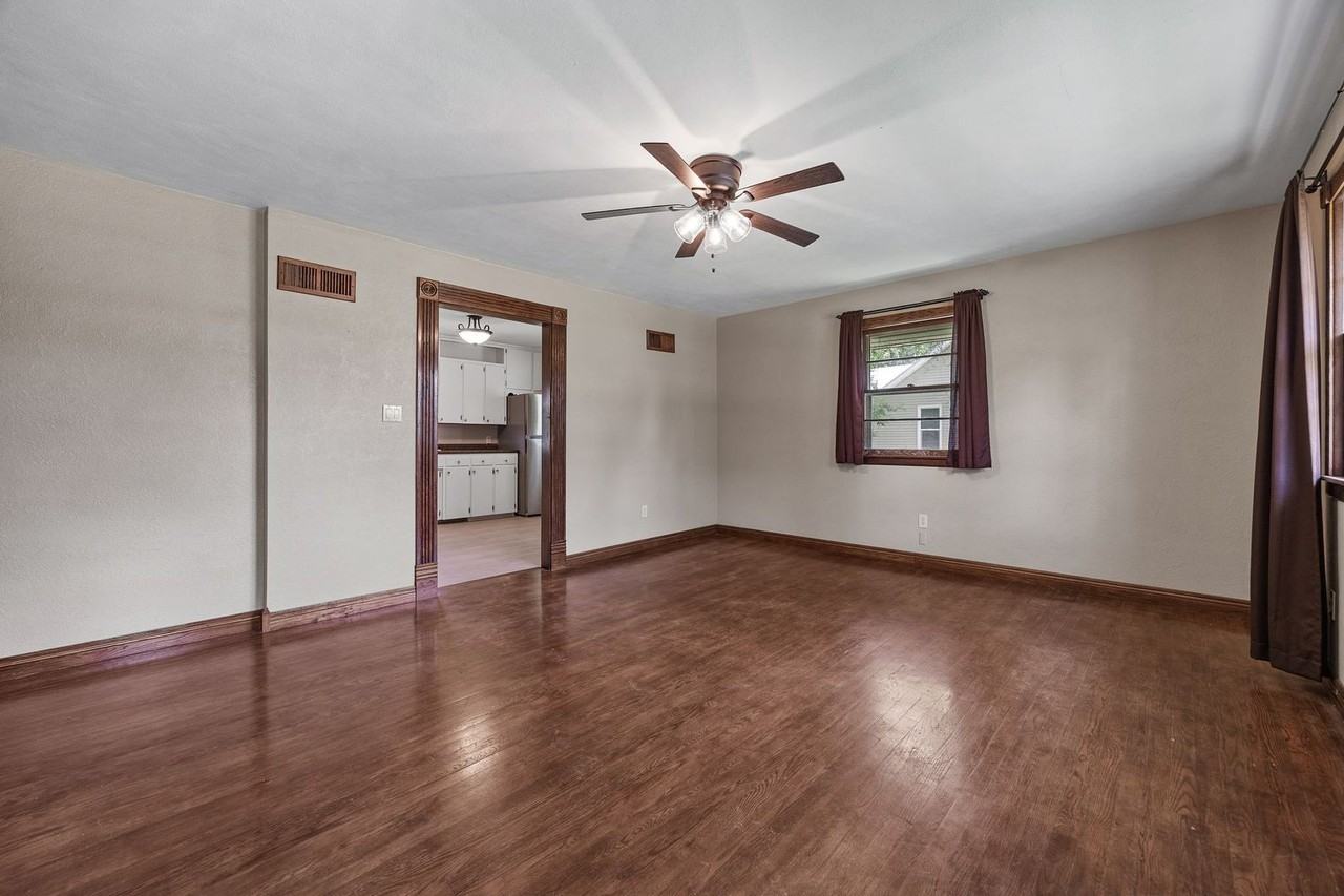 613 E Green St - Photo 3 of 20