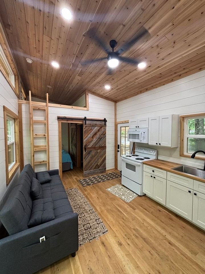 8670 Lakeshore Dr - Photo 3 of 8
