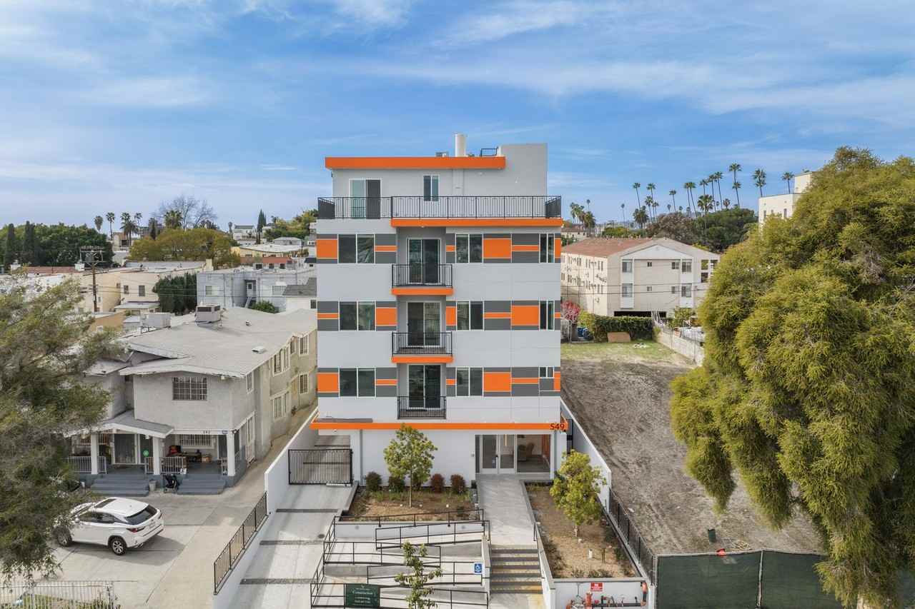 Welcome to 549 N Heliotrope Drive — modern living elevated in the heart of Hollywood. - Photo 4 of 18