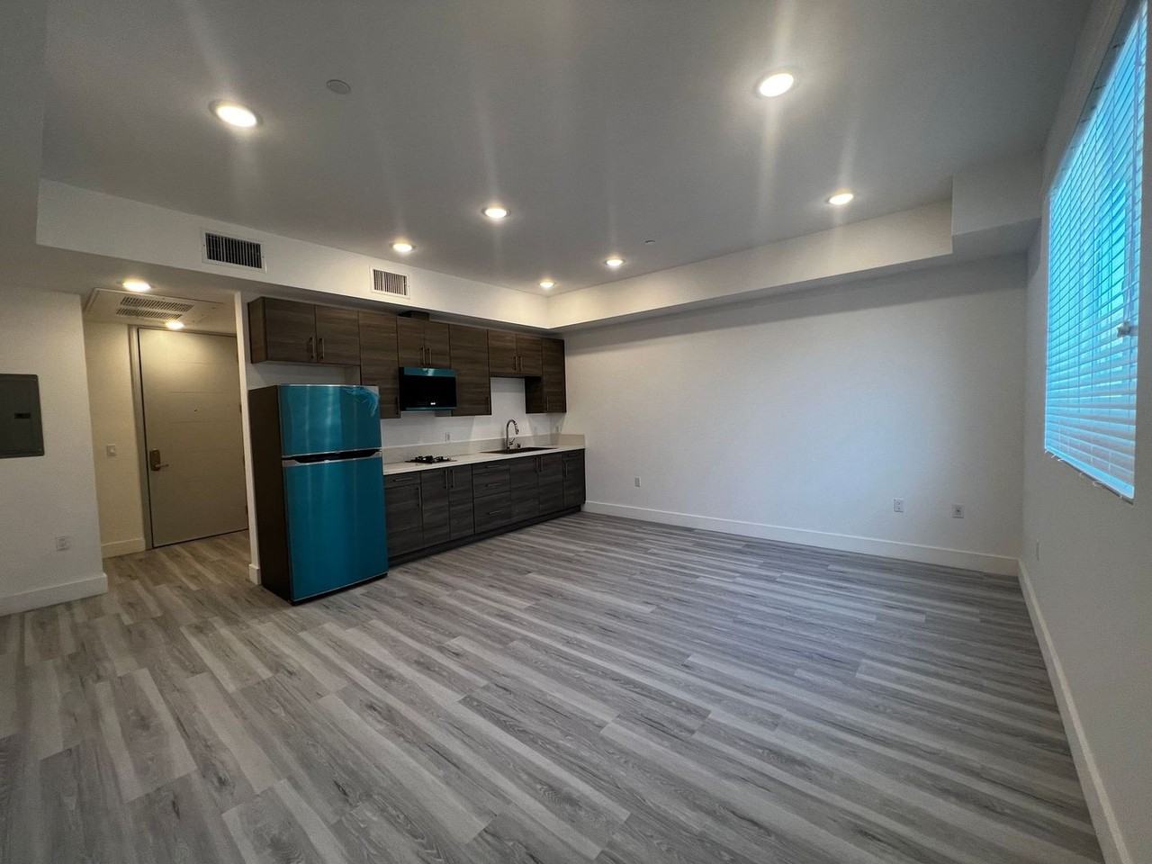 Welcome to 549 N Heliotrope Drive — modern living elevated in the heart of Hollywood. - Photo 6 of 18