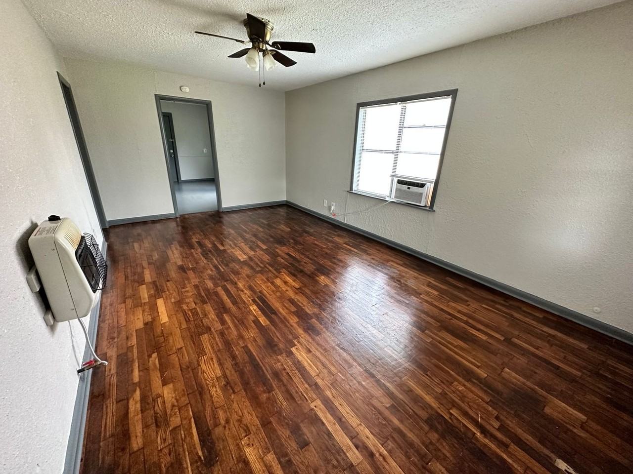 210 S Monroe Ave - Photo 2 of 14