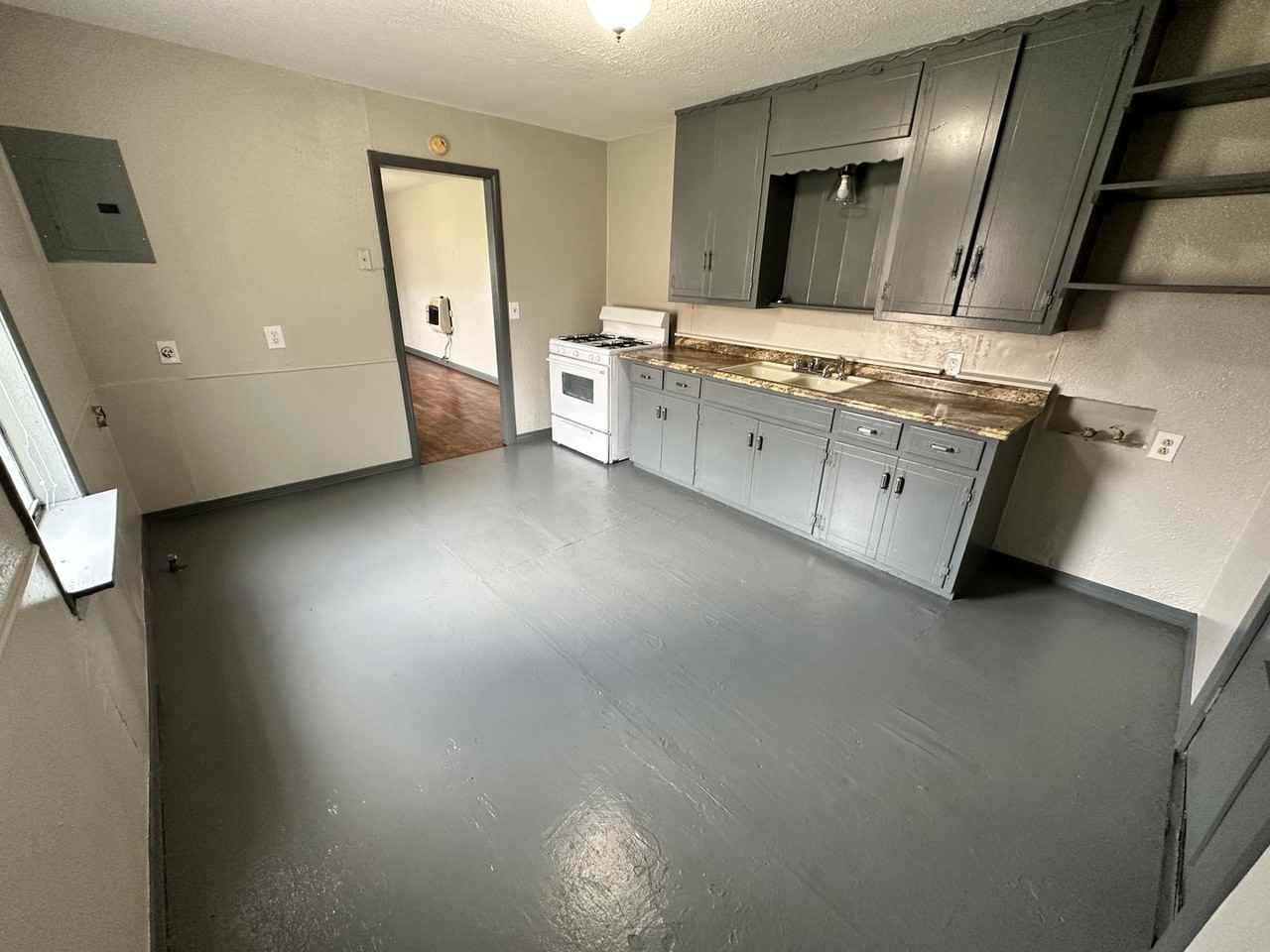 210 S Monroe Ave - Photo 3 of 14