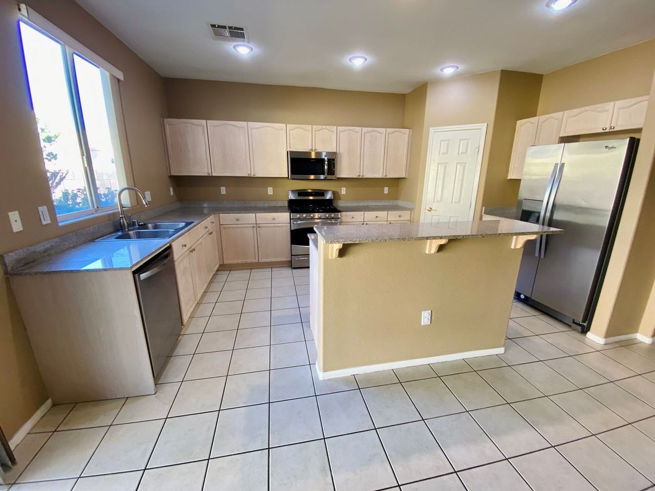 258 Rusty Plank Ave - Photo 4 of 48