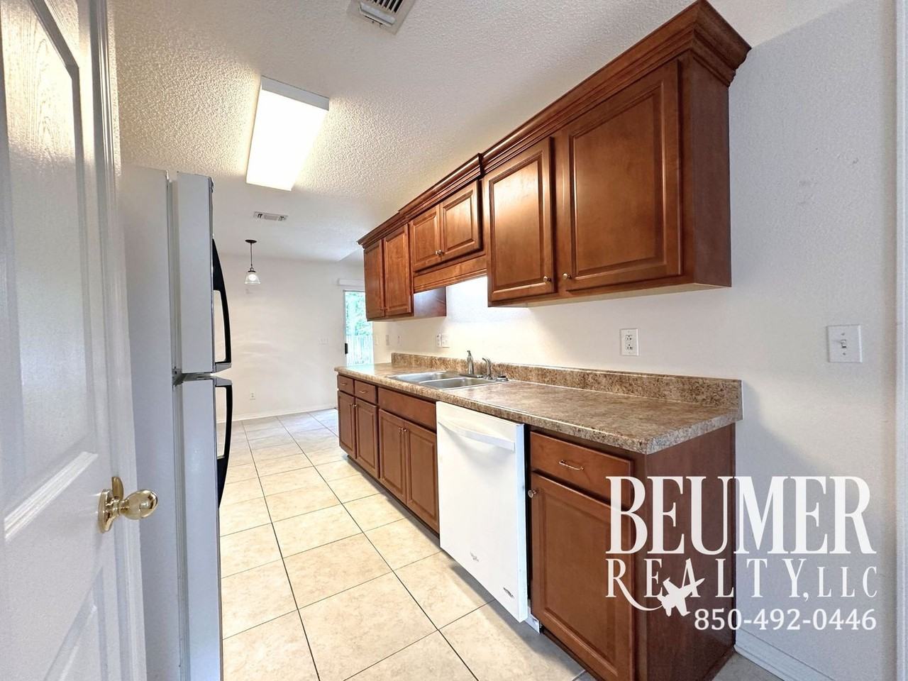 136 Carrier Dr - Photo 5 of 26