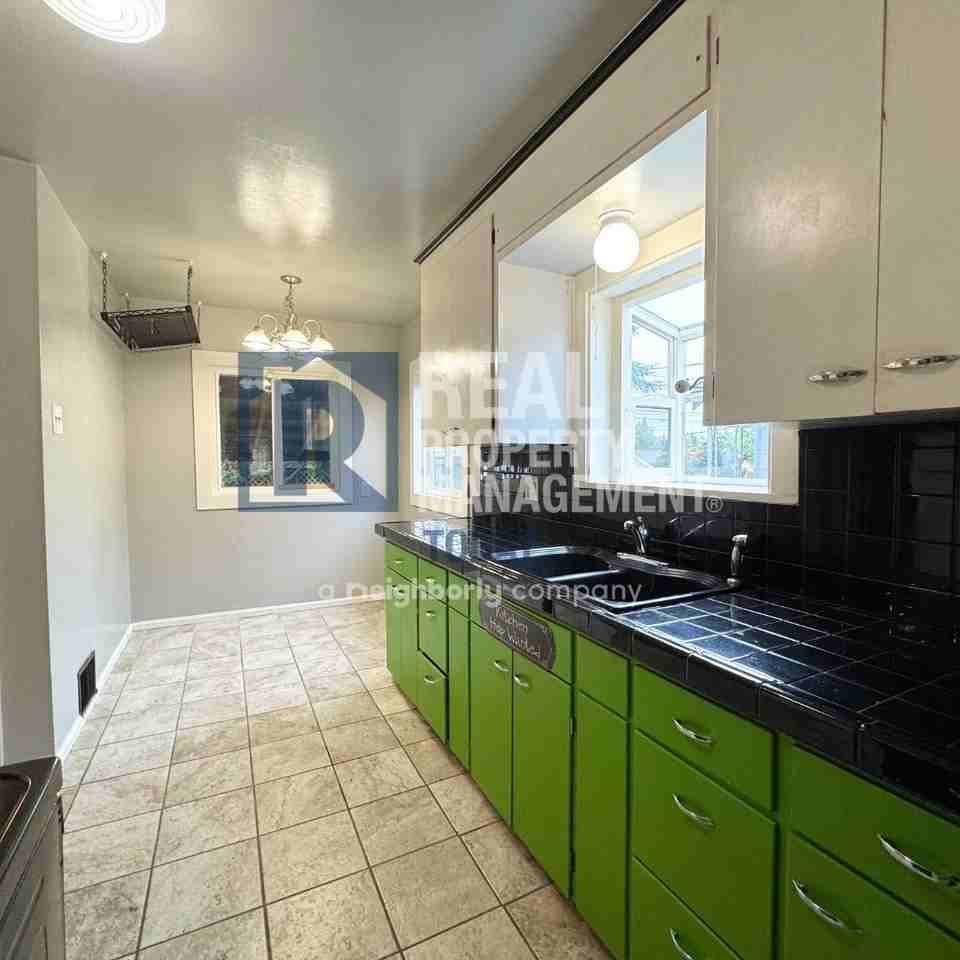 4310 S Bell St - Photo 3 of 22