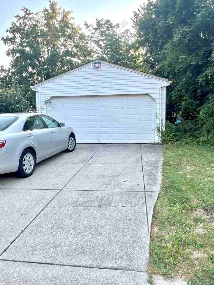 4031 Ardmore Rd - Photo 4 of 30