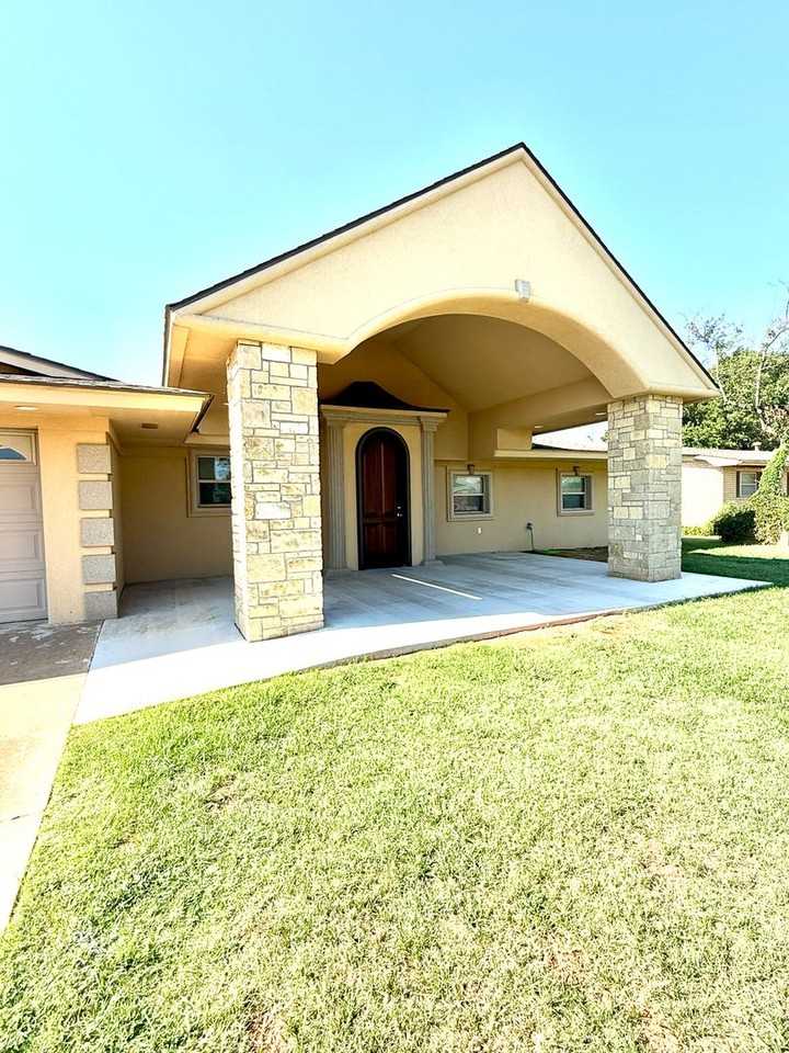 1434 Pine Ave - Photo 2 of 45