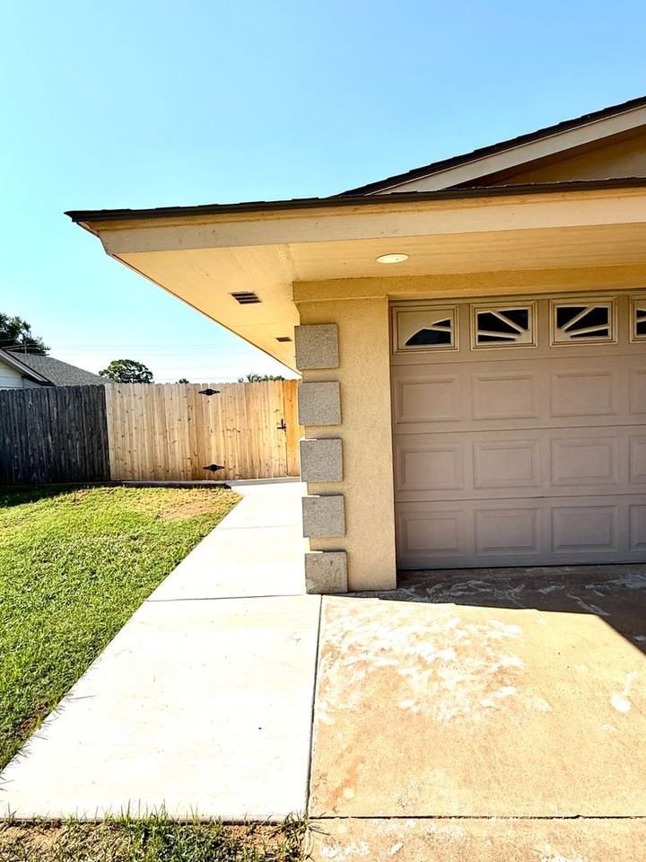 1434 Pine Ave - Photo 3 of 45