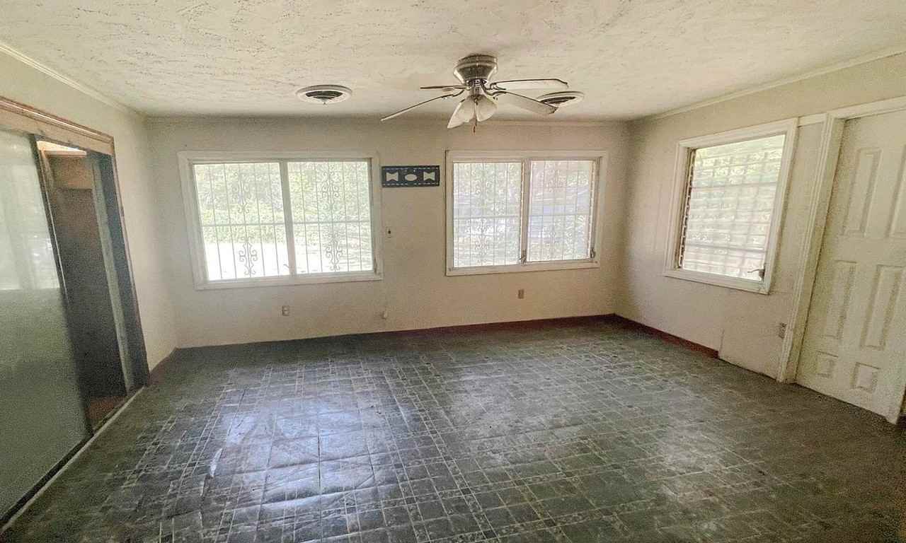 4113 Oakhill Dr - Photo 2 of 11