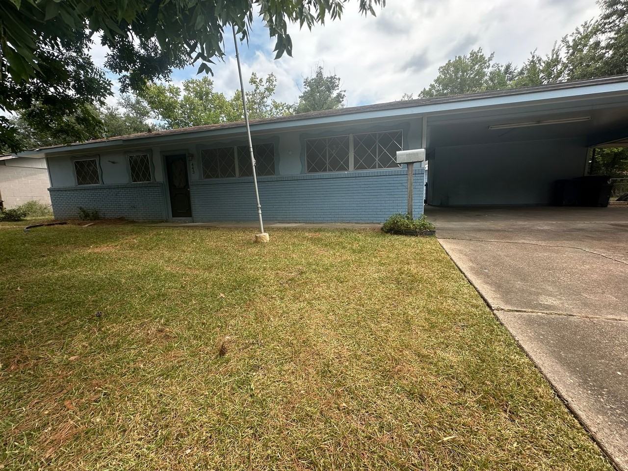 443 Janet Ln - Photo 2 of 26