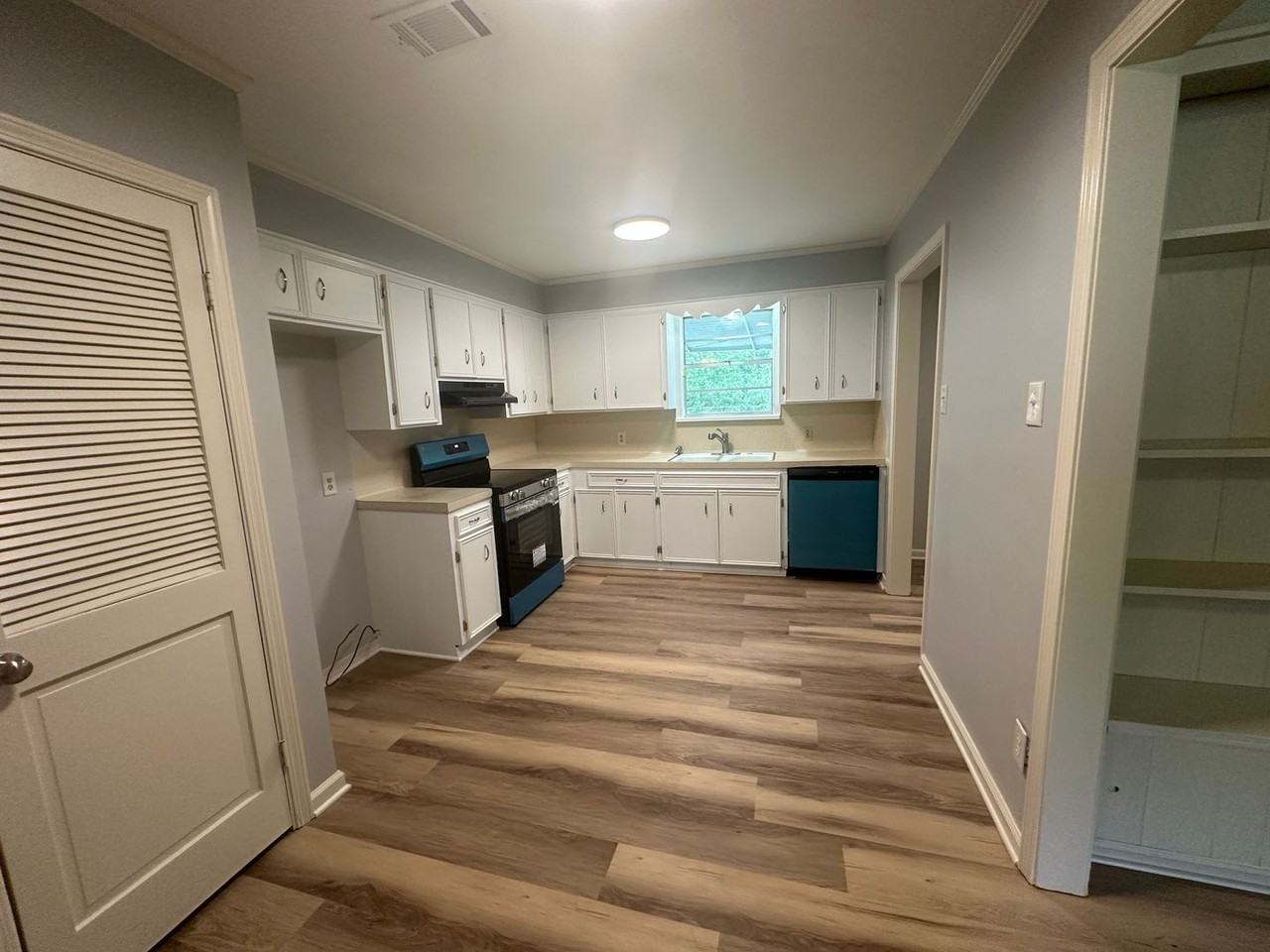 443 Janet Ln - Photo 4 of 26