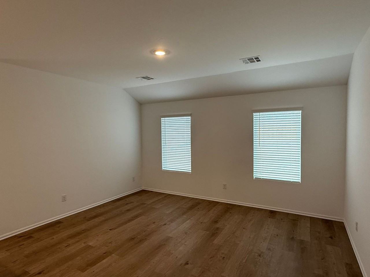 644 Sw 11th St - Photo 3 of 17
