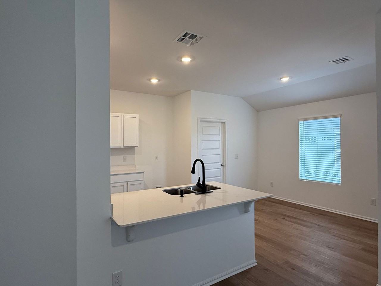 644 Sw 11th St - Photo 5 of 17