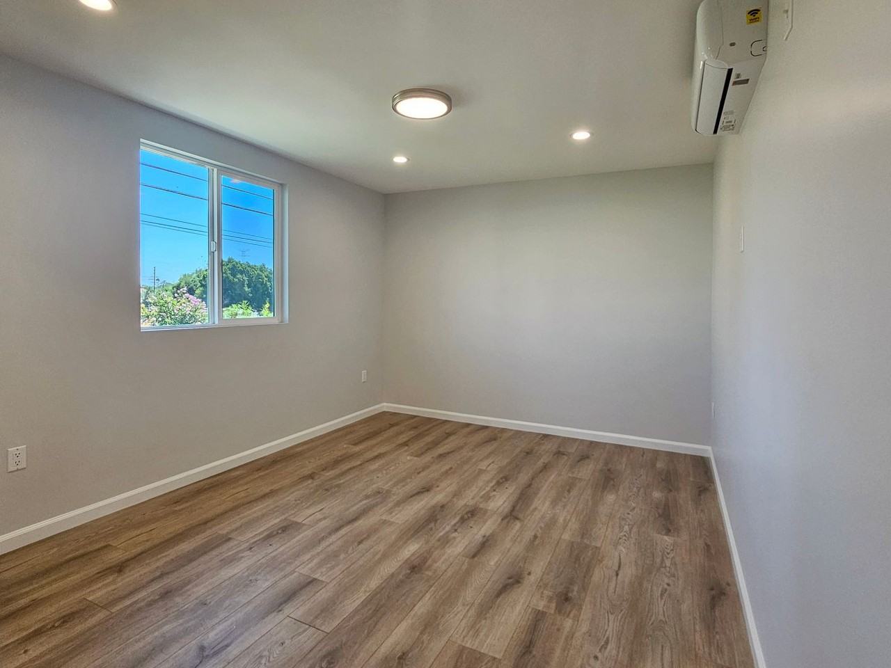 10622 Kester Ave - Photo 3 of 7