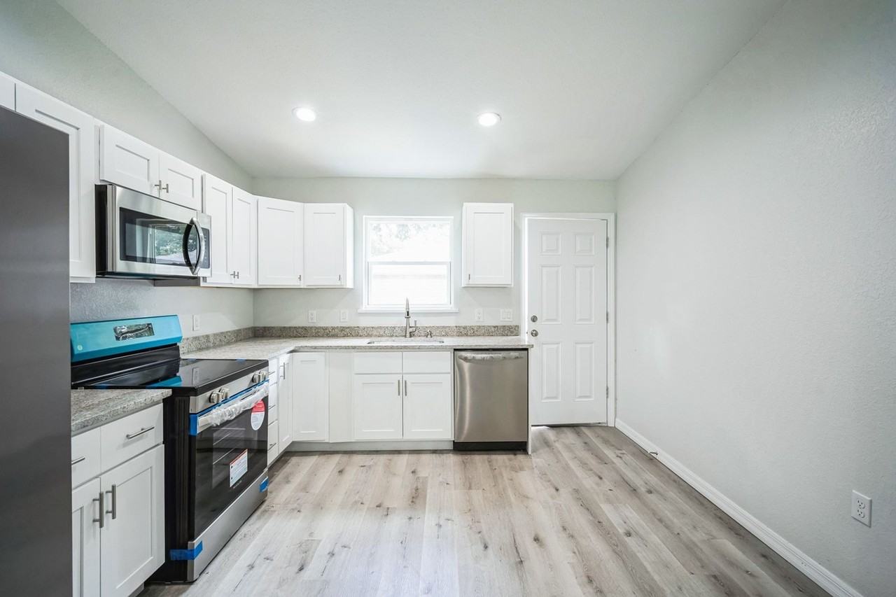 1742 Magnolia St - Photo 5 of 29
