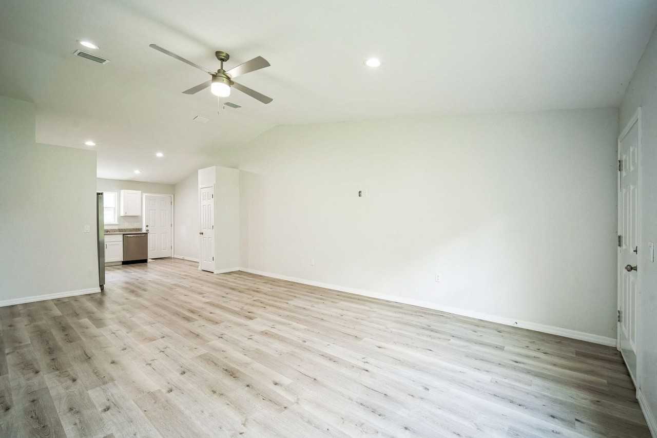 1742 Magnolia St - Photo 7 of 29