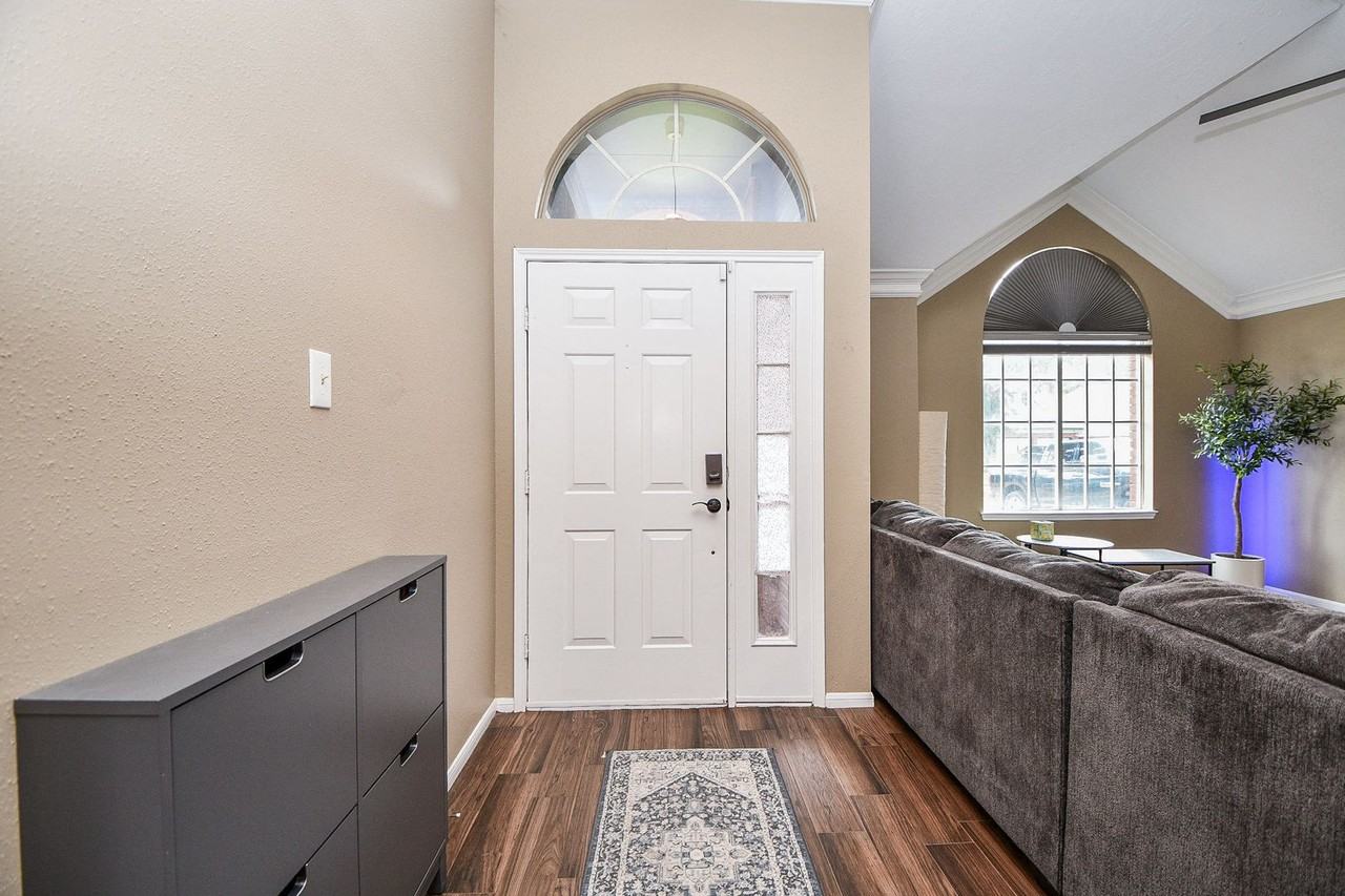 8323 Lake Crystal Dr - Photo 3 of 32