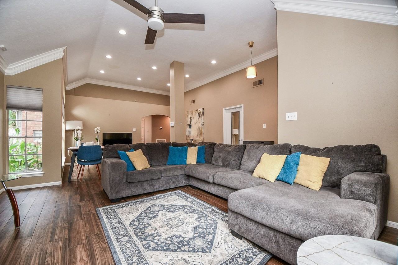 8323 Lake Crystal Dr - Photo 4 of 32