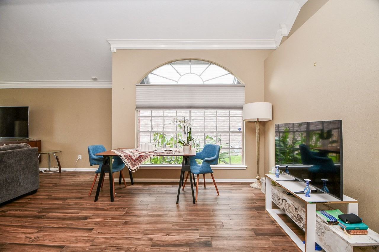 8323 Lake Crystal Dr - Photo 7 of 32