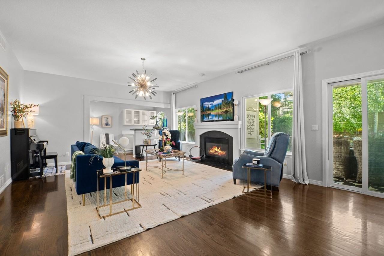 2062 Hyacinth Rd - Photo 3 of 36