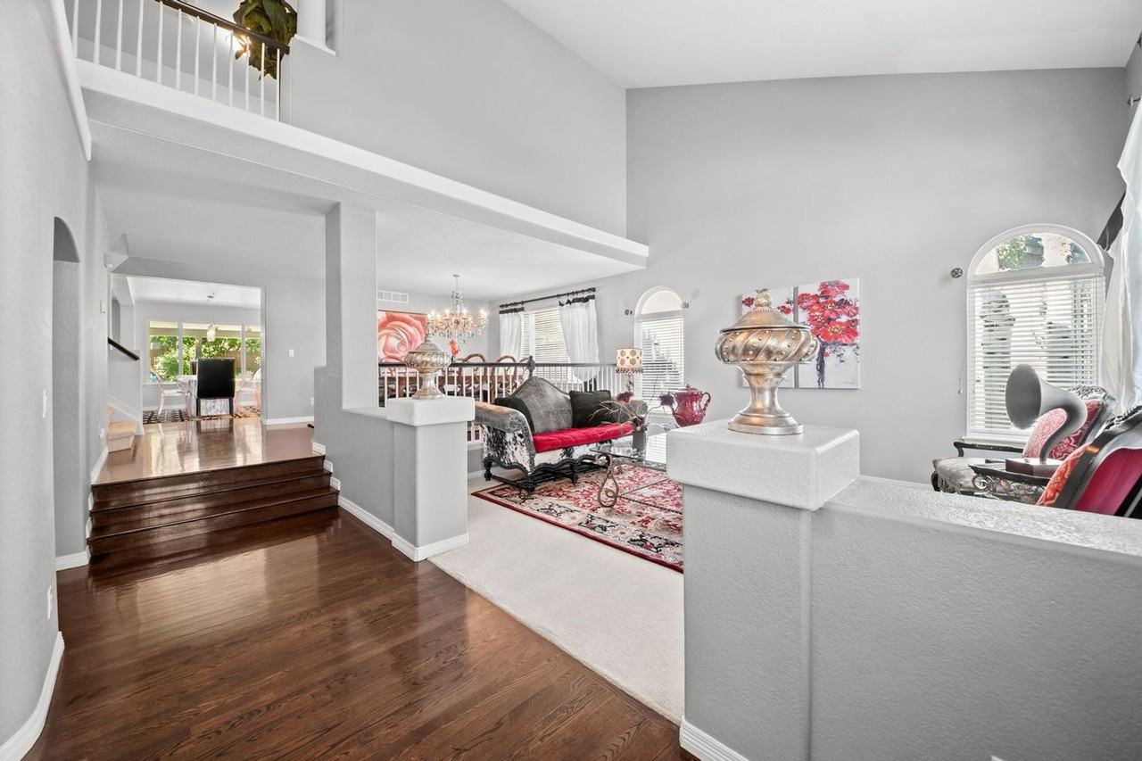 2062 Hyacinth Rd - Photo 4 of 36