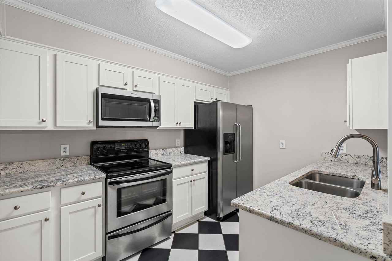 6637 Jackson Sq - Photo 7 of 23
