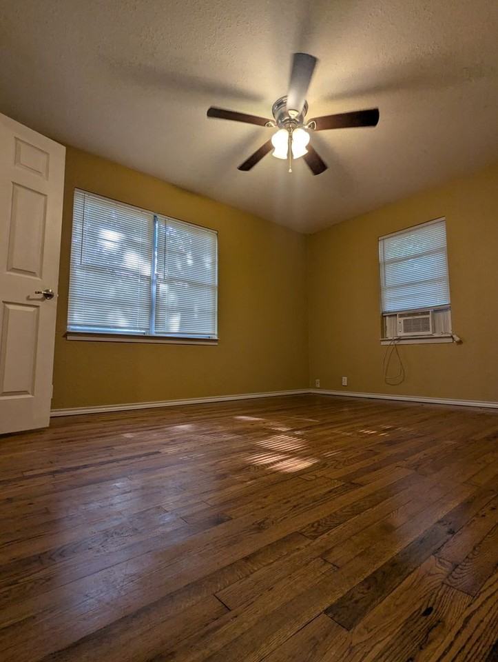 912 Red Bud Dr - Photo 3 of 13