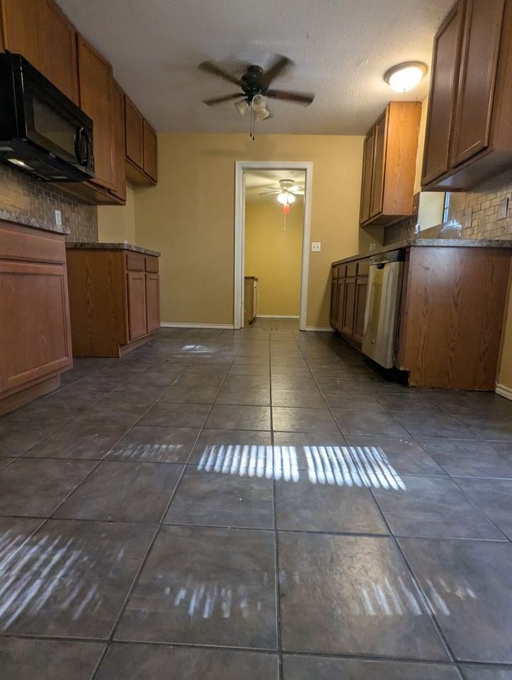 912 Red Bud Dr - Photo 5 of 13