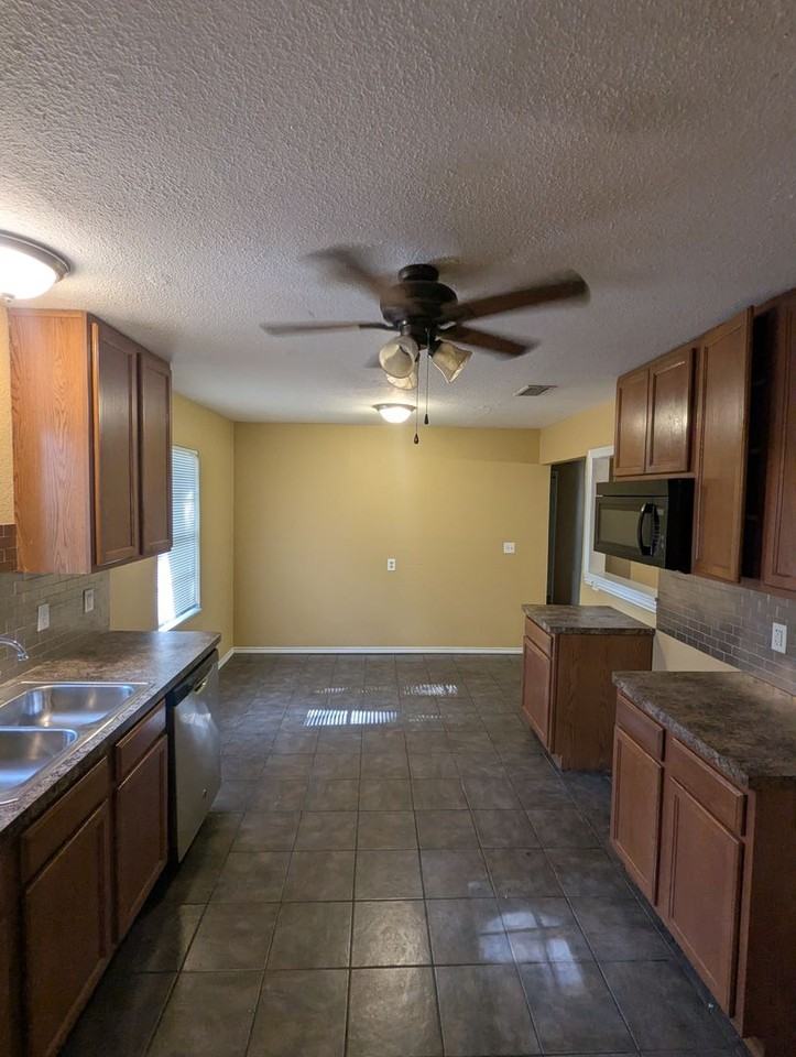 912 Red Bud Dr - Photo 6 of 13