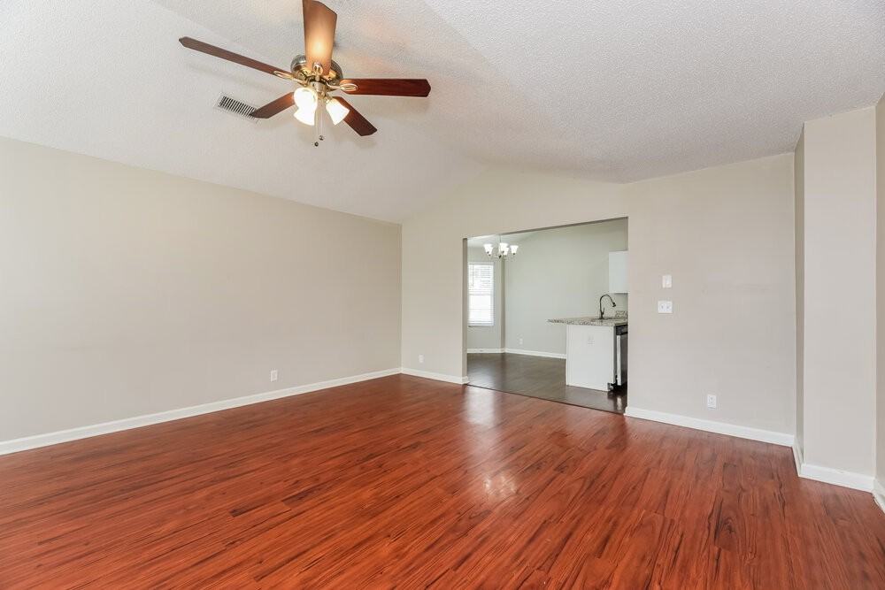 1443 Rochester Dr - Photo 4 of 16
