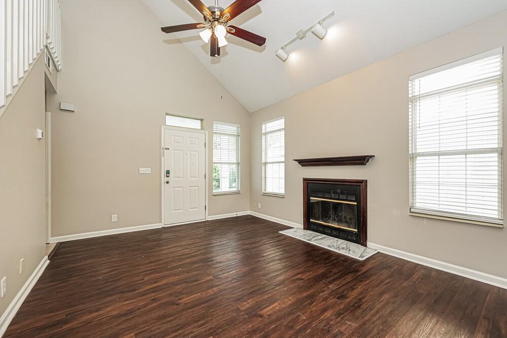 909 Bexhill Ct S - Photo 4 of 17