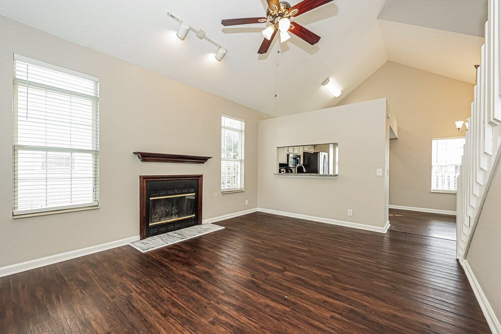 909 Bexhill Ct S - Photo 5 of 17