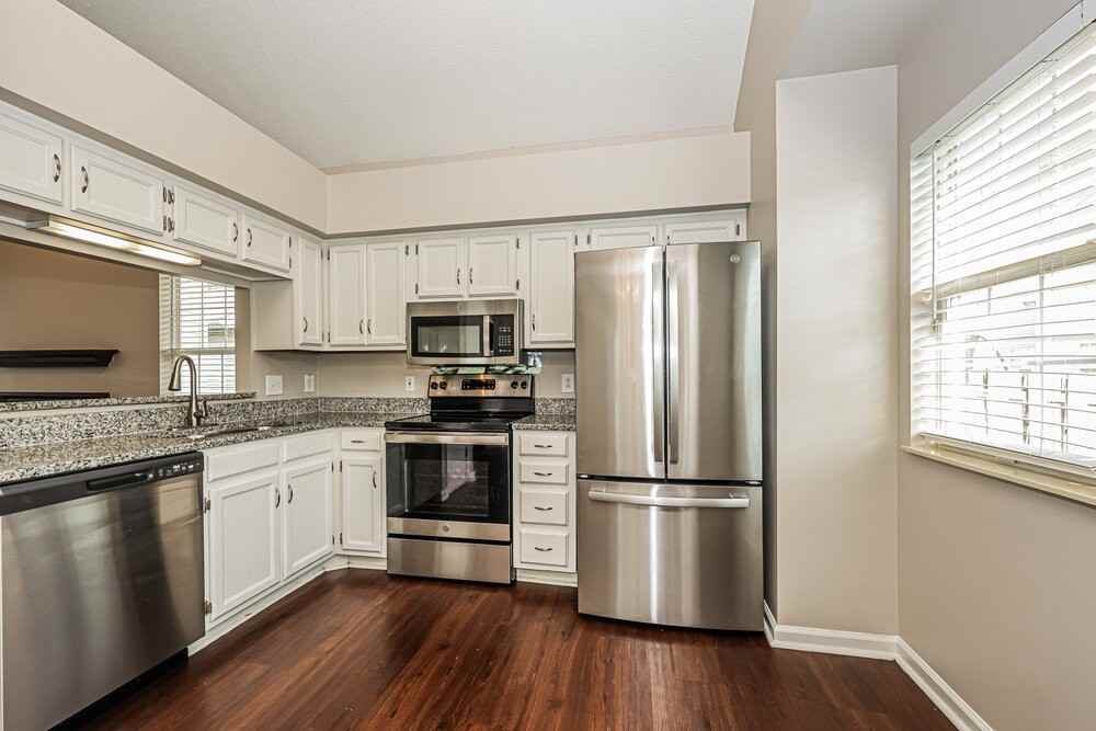909 Bexhill Ct S - Photo 7 of 17