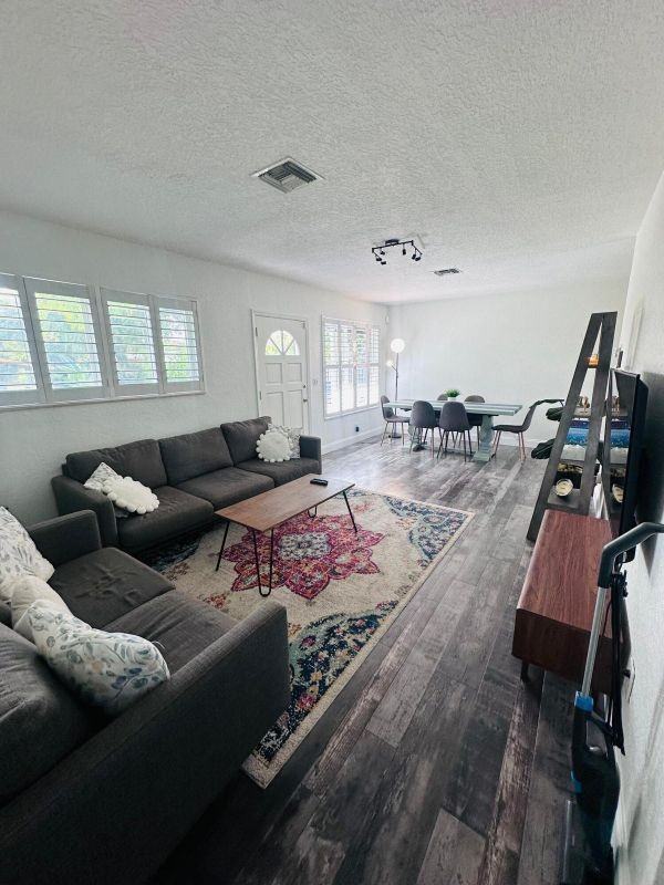 1020 S 14th Ct - Photo 3 of 10